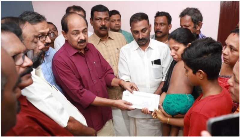 14 lakhs handed over to the family of arun babu died in kuwait fire accident 