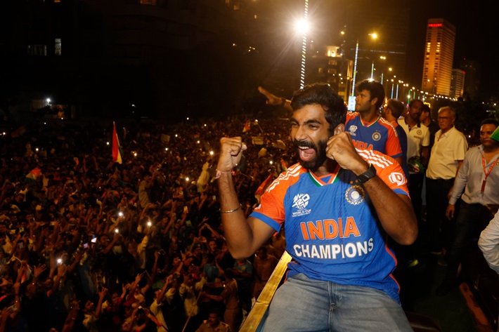 Team India Pacer Jasprit Bumrah gets a grand reception at Chennai College video goes viral kvn