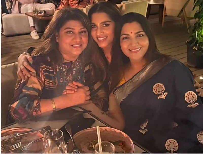 Actress khushboo with Malashri and aradhana ram spent warm evening in restaurant srb