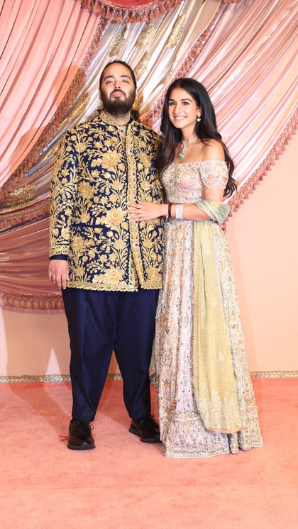 <p>अनंत अंबानी-राधिका मर्चेंट के संगीत सेरेमनी शुरू हो गई है। जहां एक से बढ़कर बॉलीवुड सेलेब पहुंचे। इस बीच बॉलीवुड एक्ट्रेस लुक वायरल है जो हम आपके लिए लेकर आए हैं। </p>
