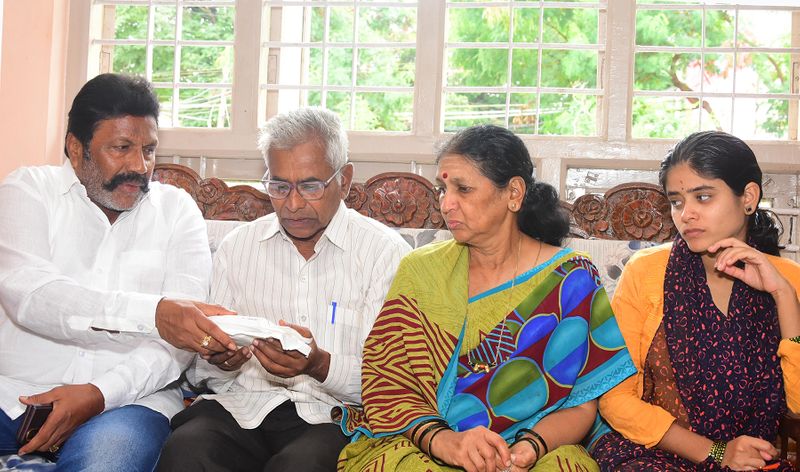 Former minister BC Patil visits Renukaswamy house at chitradurga gvd