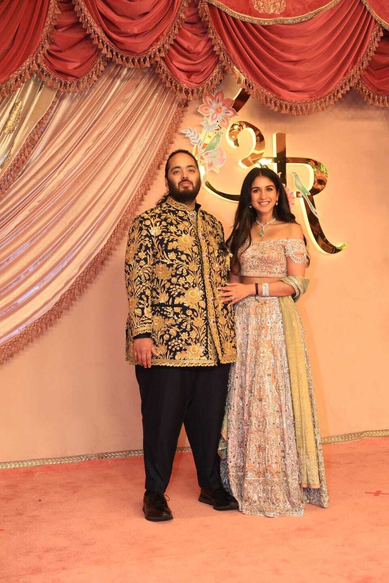 अनंत आणि राधिकाचा संगीत सेरेमनीमधील लूक अनंत आणि राधिकाचा संगीत सेरेमनीमधील लूक