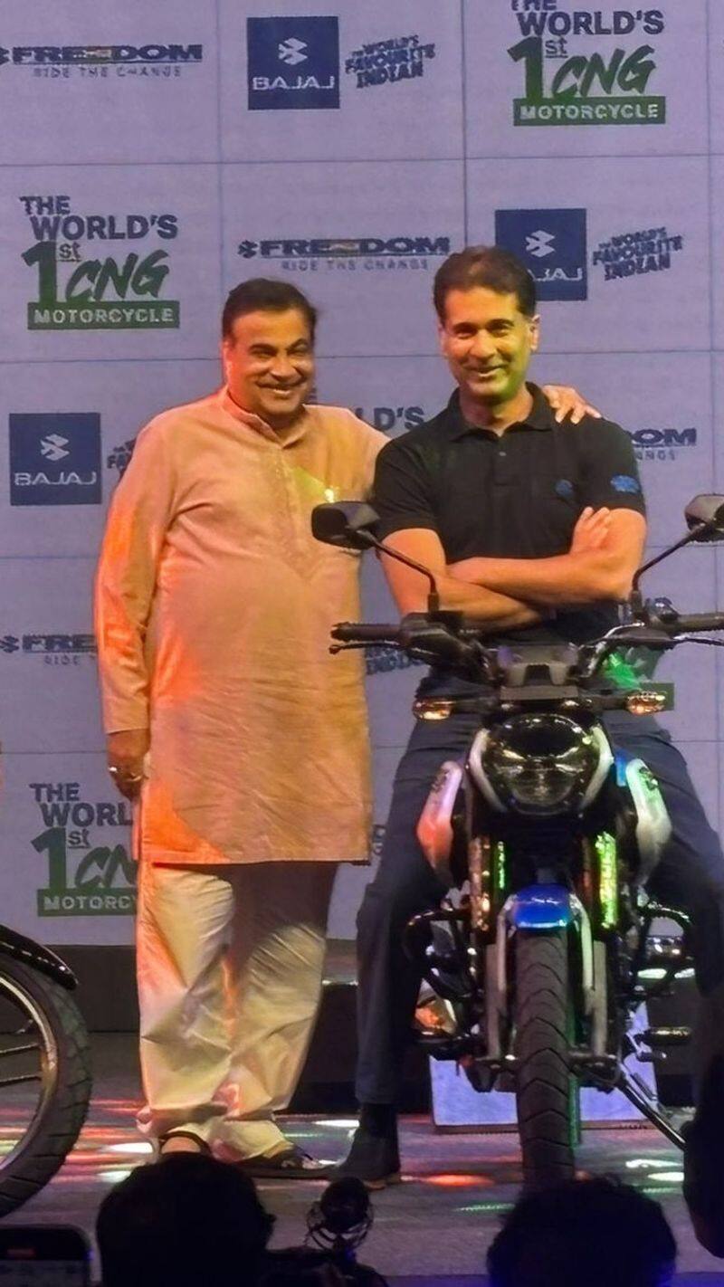 Worlds first CNG bike Bajaj company launched the worlds and the country first CNG Freedom 125 CNG launched at Rs 95000 range of 330 km XSMN