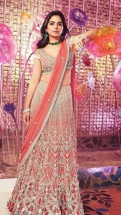 जन्माष्टमी पर लगना है अलग तो Try करें अंबानी लेडीज से Designer Lehenga