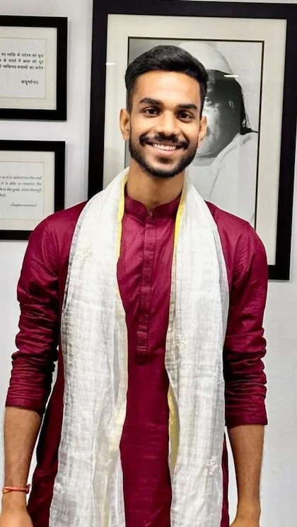 <p>जी हां, आज हम उस शख्स की सक्सेज स्टोरी के बारे में बता रहे हैं, जिसने अपनी असफलताओं और समस्याओं को ही अपनी सफलता की सीढ़ी बना ली और उस बुलंदी पर चढ़ गया, जिसका उसने सपना देखा था। </p>
