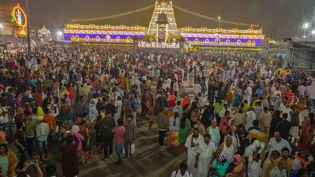 Tirumala: టీటీడీ ఉద్యోగులకు అదిరిపోయే శుభవార్త..ప్రమోషన్లు..ఇళ్ల స్థలాలు..!