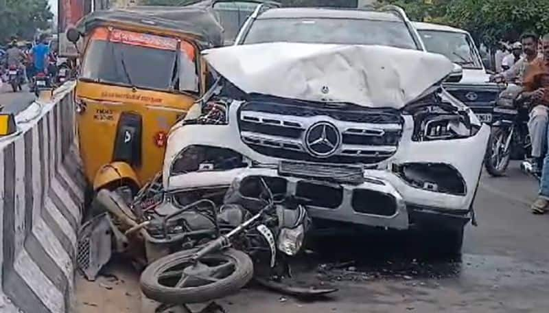 Car on the way to pick Tamil Nadu Chief Minister Stalin Wife Durga Stalin met accident in trichy ans