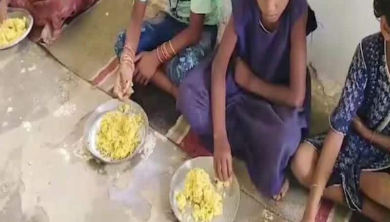 no dal no veggies government school in Chhattisgarh give students rice mixed with turmeric ans 