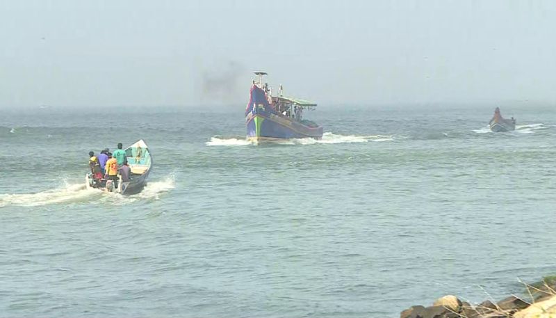 again boat accident in muthalapozhi The fishing boat overturned and the fishermen fell into the sea all where rescued