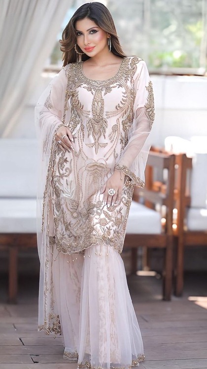 <p>Sana Sultan ने हैवी सिल्वर वर्क वाले शरारा सूट को बेहद खूबसूरती है फ्लॉन्ट किया है। आप भी नेट फैब्रिक के साथ हैवी एम्ब्रॉयडरी वाले सूट खास ओकेजन के लिए खरीद सकती हैं। </p>
