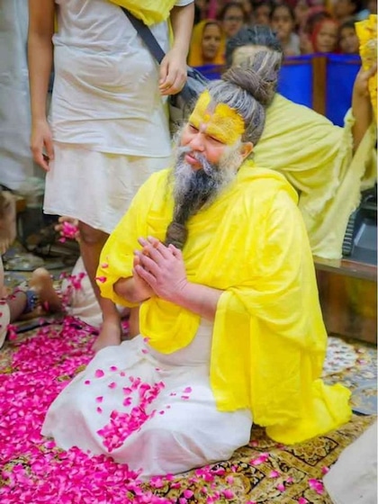 <p>अगर आप सुदंर नेत्र, देह, बल और बुद्धि वाले हैं तो आपको यह चीजें प्रभु ने दी हैं।  जिसने दिया है, उसकी बड़ाई करो। उसको प्रणाम करो तो अहंकार रहेगा ही नहीं।<br />
 </p>
