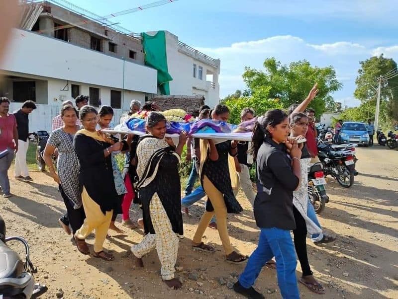 Women paid their last respects to the body of the deceased in Tirupur vel