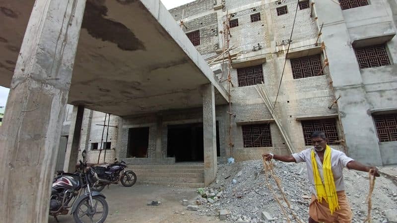 construction worker killed while building collapsed at cumbam government hospital in theni vel