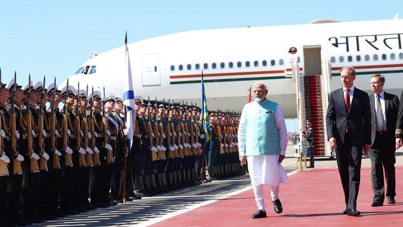 pm modi russia visit arrives in moscow accorded guard of honour zrua