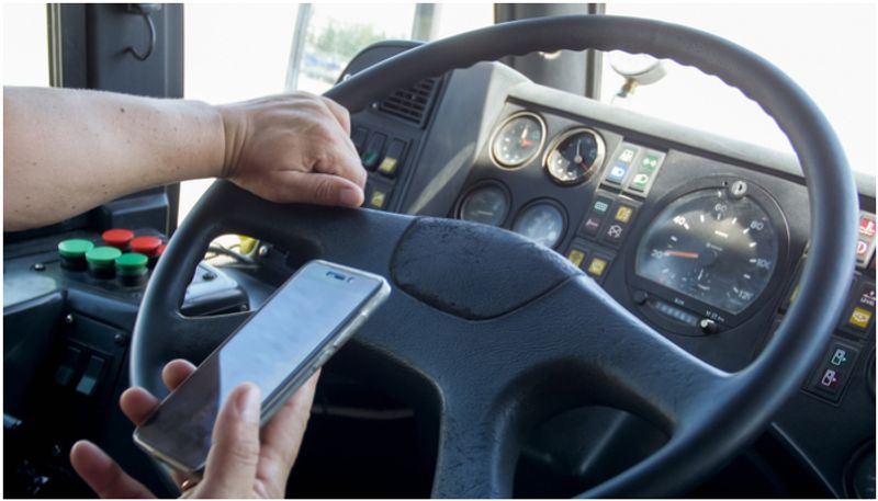 Motor vehicle department cancels driver's license for using phone while driving bus