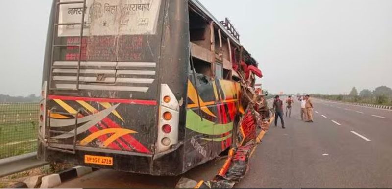 Double decker bus collides with milk tanker on Lucknow Agra Expressway 18 killed akb