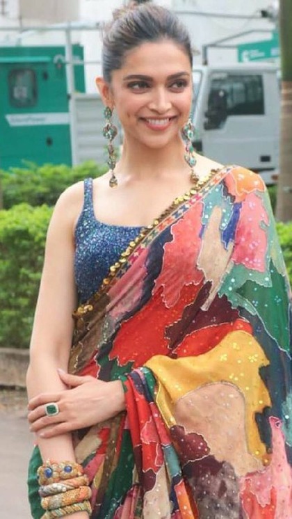 <p>बारिश के मौसम में मल्टीकलर साड़ियां खिली-खिली लगती है। आप भी स्ट्राइप मल्टीकलर से लेकर प्रिंटेड फ्लोरल प्रिंट वाली साड़ियां पहनें।</p>
