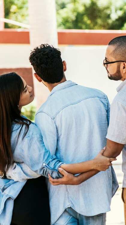 <p>प्यार में धोखा देना गलत है लेकिन आज के जमाने में ये बेहद आम हो गया है। ऐसे में महिलाओं में दिखने वाले ये लक्षण इग्नोर ना करें जो आगे चलकर धोखे के रूप में सामने आ सकते हैं। </p>
