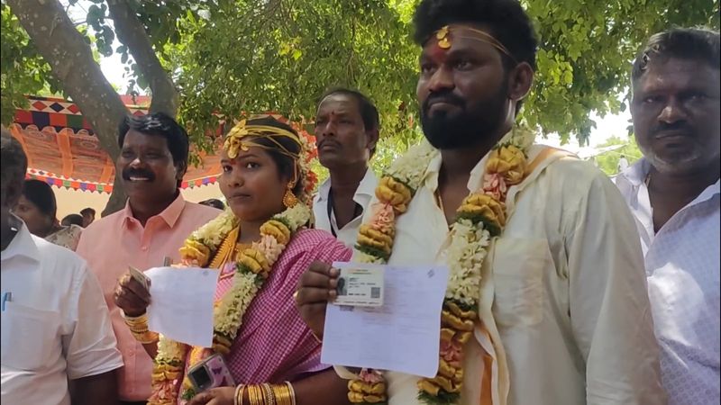 newly married couple caste their votes in vikravandi by election vel