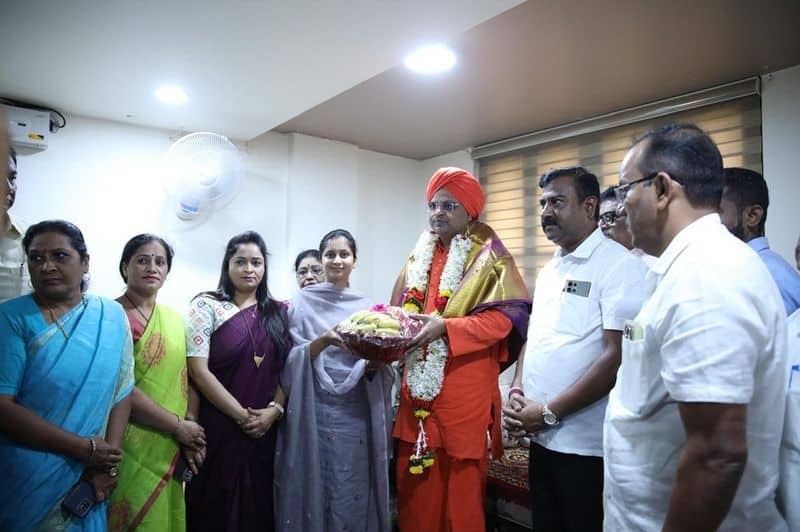 MP priyanka jarkiholi visits rudrakshi mutt at belagavi gvd