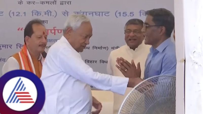 bihar cm nitish kumar offers to touch officers feet asks him to speed up roadwork rav