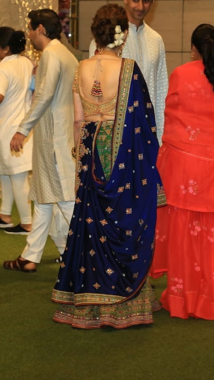 <p>ग्रीन लहंगे, ब्लू दुपट्टे संग नीता अंबानी गोल्डन बैकलेस चोली में बेहद खूबसूरत दिख रही हैं। आप लहंगे या साड़ी के साथ डोरी में मोतियों की लटकन वाला बैकलेस ब्लाउज बनवाएं। </p>
