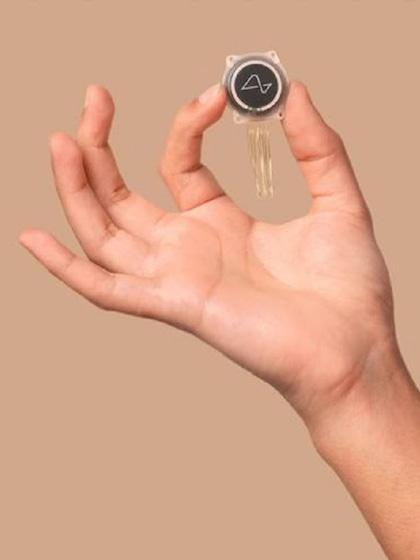 <p>इंसान के दिमाग में फिट किए जाने पर Neuralink Chip दिमाग की सक्रियता रिकॉर्ड करने के साथ उस पर असर भी डालेगी।</p>
