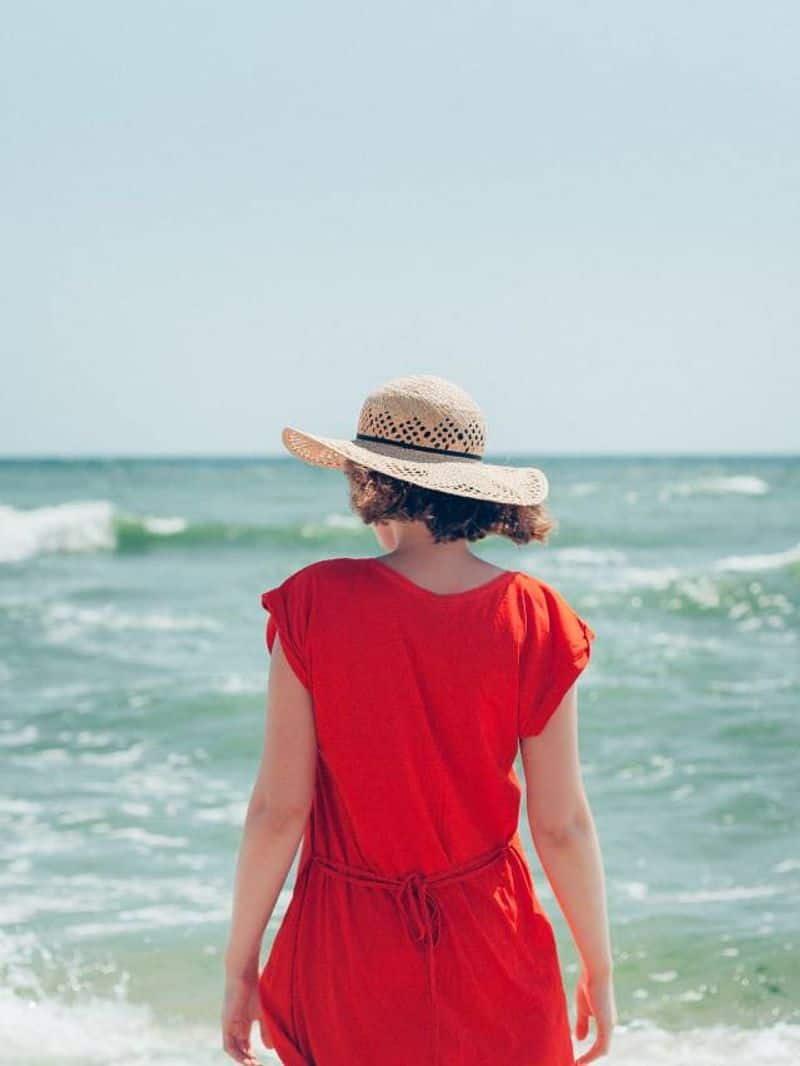 why experts recommends red dress in travel 