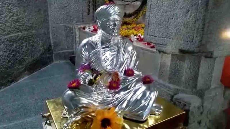 A 22 kg silver idol of murugha sharana was stolen from murugha mutt gvd