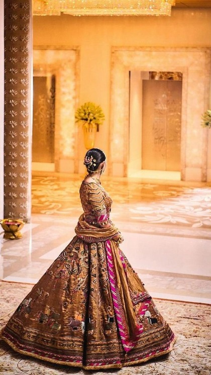 <p>लहंगे को विंटेज लुक देने के लिए वैदिक मंत्रों के साथ ही फूल, पेड़, मंदिर, प्रचीन सिक्के, लाइफ ऑफ ट्री को भी जरदोजी वर्क के साथ पेयर किया गया है।</p>
