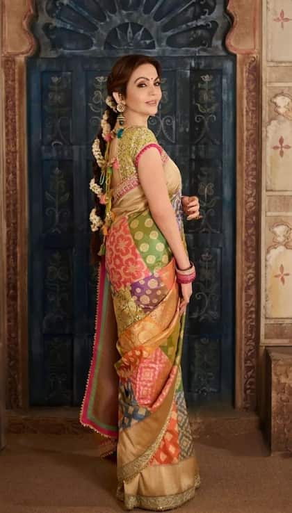 <p>नीता अंबानी ने बनारसी पैर्टन पर मनीष मल्होत्रा की डिजाइन की हुई साड़ी पहनी है। जहां बॉर्डर-हेमलाइन पर गोल्डन सीक्वेन वर्क है। उन्होंने सीक्वेन सेमी स्लीव्स के साथ लुक कंप्लीट किया। </p>

