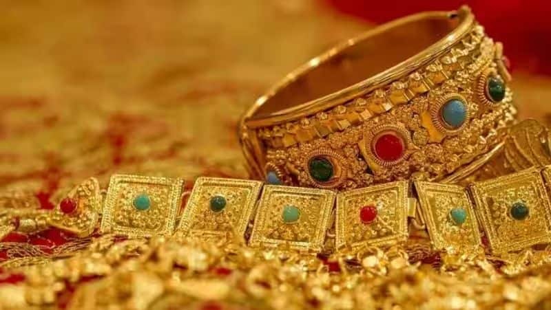 gold price surge to 10 year high in bahrain