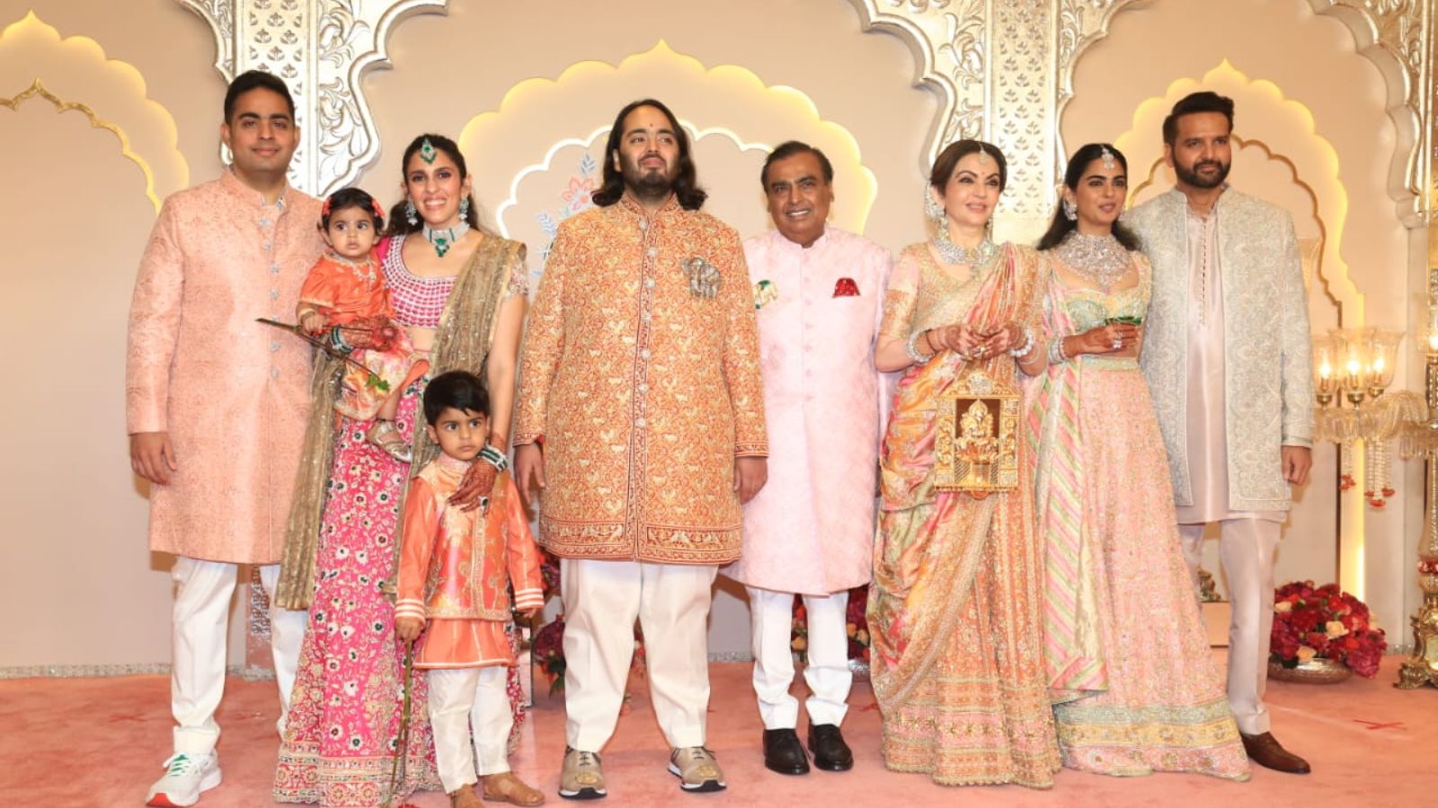 अंबानी परिवार जिओ वर्ल्ड सेंटरमध्ये दाखल अंबानी परिवार जिओ वर्ल्ड सेंटरमध्ये दाखल