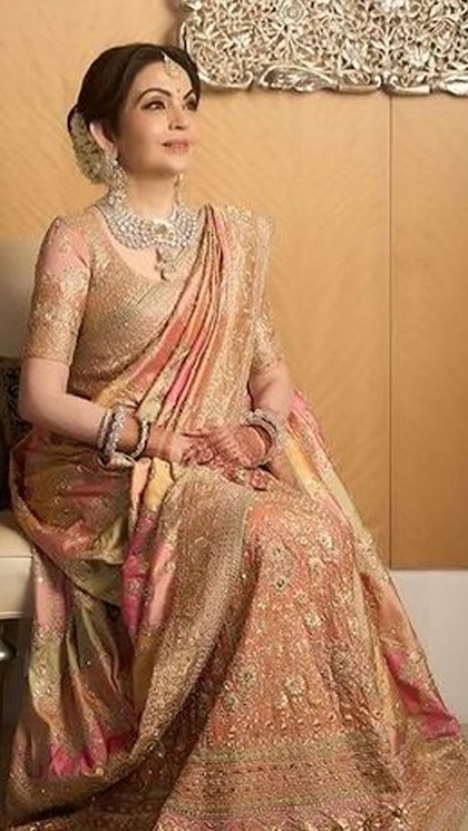 <p>नीता अंबानी ने शाही लुक के लिए फेमस जूलरी डिजाइनर Kantilal Chhotalal के 𝑺𝒖𝒓𝒚𝒂 𝑺𝒉𝒂𝒌𝒕𝒊 कलेक्शन का 5 लेयर नेकपीस कैरी किया है। बीच में बड़ा येलो डायमंड-एमराल्ड लगे हैं।</p>
