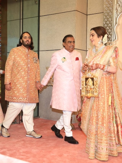 <p>अनंत अंबानी दुल्हनिया राधिका मर्चेंट को लेने जियो वर्ल्ड प्लाजा पहुंच गए हैं। उन्होंने पिता मुकेश अंबानी मां नीता अंबानी के साथ एंट्री की। वहीं शादी की रस्में शुरू हो गई हैं। </p>
