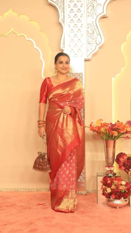 <p>अनंत-राधिका की वेडिंग में रेड कलर भारी रहा। ज्यादातर हसीनाओं ने सुर्ख लाल आउटफिट चुना। विद्या बालन ने सुर्ख रेड साड़ी कैरी की। लुक मिनिमल रखते हुए उन्होंने इयररिंग्स- बैंग्लस चुने।</p>
