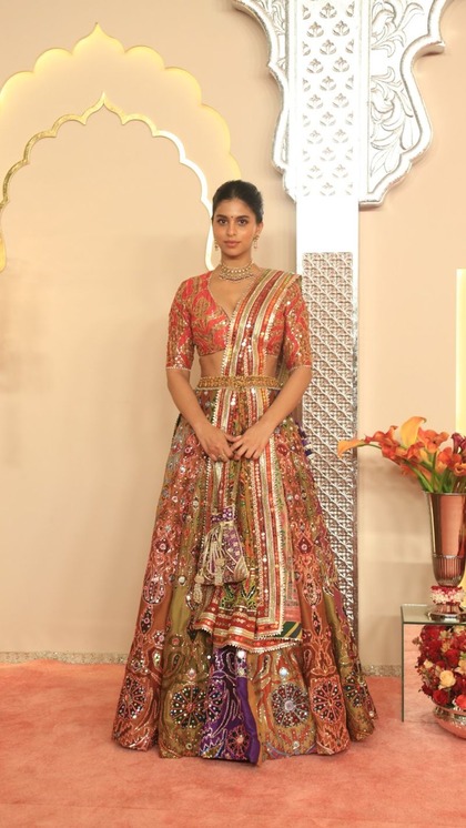 <p>अंबानी वेडिंग में सुहाना खान ने डिजाइनर मयूर गिरोत्रा का सिल्क पेनल्स लहंगा पहना है। जहां हार्टशेप ब्लाउज में सिल्वर एंब्रॉयडरी है। आप प्लेन साड़ी संग ब्लाउज रिक्रिएट कर सकती हैं। </p>

<p> </p>
