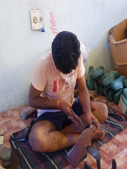 <p>बिहार के रहने वाले प्रवीण शर्मा काफी गरीब परिवार से आते हैं। आर्थिक तंगी की वजह से 12वीं के बाद पढ़ाई छोड़ दी और मजदूरी करने लगें।</p>
