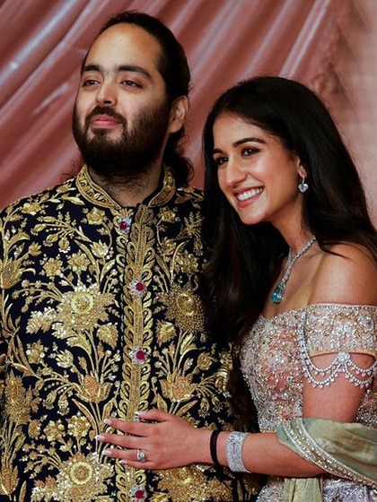 <p>अनंत अंबानी राधिका मर्चेंट शादी के बंधन में बंध गए हैं। बाद में आशीर्वाद सेरेमनी हुई। जहां पीएम मोदी, शंकराचार्य  बड़ी हस्तियां शामिल हुईं। ऐसे में आपके लिए सेलेब्स ब्लाउज लाए हैं। </p>
