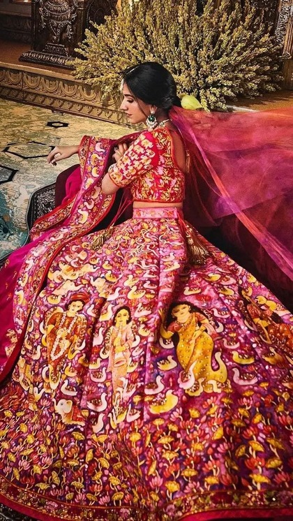 <p>लहंगे में फैशन और कला का संपूर्ण मिश्रण देखने को मिल रहा है। राधिका के लहंगे में भारतीय कलाकार और मूर्तिकार जयश्री बर्मन की कलाकारी देखने मिल रही है। </p>
