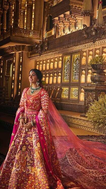 <p>राधिका के लहंगे में सजी जयश्री की पेंटिंग लहंगे को वाकई यूनीक लुक दे रही है। पौराणिक सौंदर्य से प्रेरित पेंटिंग को राधिका और अनंत के मिलन को बेहद खूबसूरत तरीके से दर्शाया गया है। </p>
