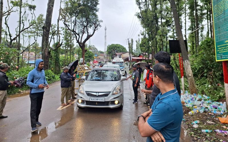 tourists rush to chikkamagalurus mullayanagiri SP operational gvd