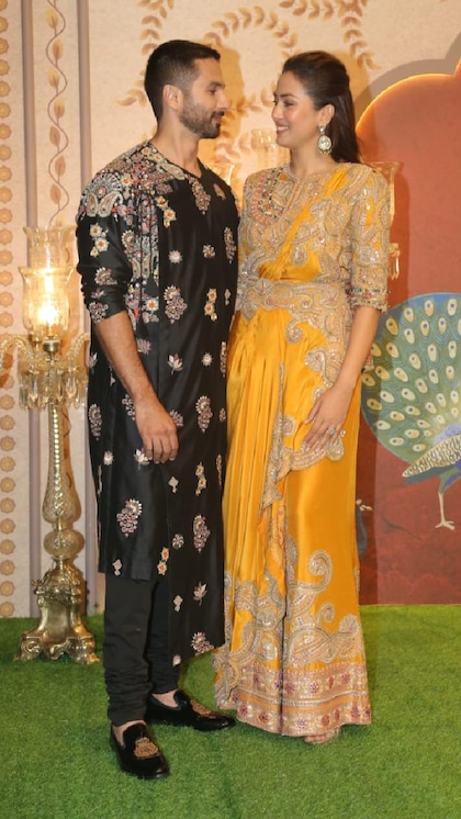 कस्टम Saree में महफिल लूट ले गईं मीरा राजपूत, शाहिद की आंखों में खोईं