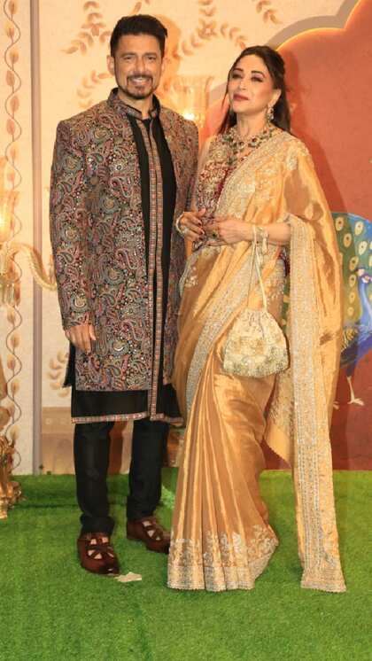 <p>ऐक्ट्रेस माधुरी दीक्षित में गोल्डन कलर की बेहद खूबसूरत साड़ी पहनी थी। उनका रेड कलर का कोटी चोली ब्लाउज अलग लुक दे रहा था। </p>
