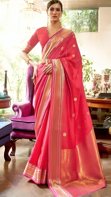 <p>वैसे तो आलिया की साड़ी प्योर सिल्क फ्रैब्रिक की है जो बहुत महंगा होता है। आप पिंक-गोल्डन फ्लोरल जरी सिल्क ब्लेंड बनारसी साड़ी चुन सकती हैं जो Myntra पर आसानी से मिल रही है। </p>
