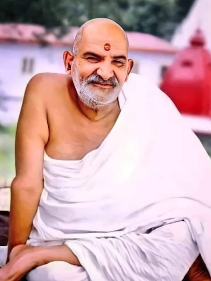 <p>बाबा का मानना था कि जहां आसक्ति है, वहां बोध और ज्ञान की कमी है। सच्ची मुक्ति के लिए आसक्ति से दूर रहें।</p>
