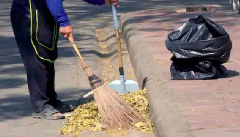 couple who cleaned their locality imposed 1.3 lakh fine by authority 