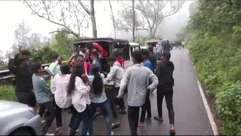 Dance of tourists stuck in mullayanagiri Chikkmagaluru traffic jam gvd