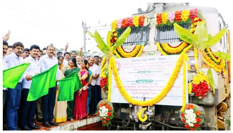 Shivamogga MP Raghavendra flag off  to Shivamogga - Chennai Weekly Super-Fast Express  gow