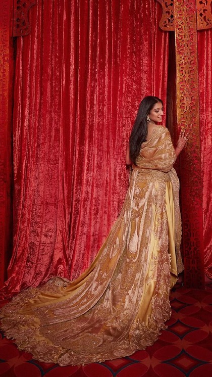 <p>राधिका मर्चेंट ने Dolce&Gabbana ब्रांड की Alta Moda Sardegna 2024 से गोल्डन ड्रेस चूज की। ड्रेस के साथ लॉन्ग ट्रेन राधिका को रॉयल लुक दे रही है। </p>
